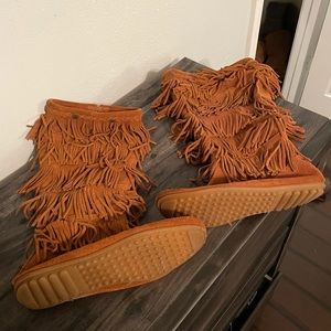 Size 10 fringe moccasin boots